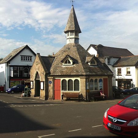 Hotel The Three Crowns Chagford Exterior foto The Market Cross