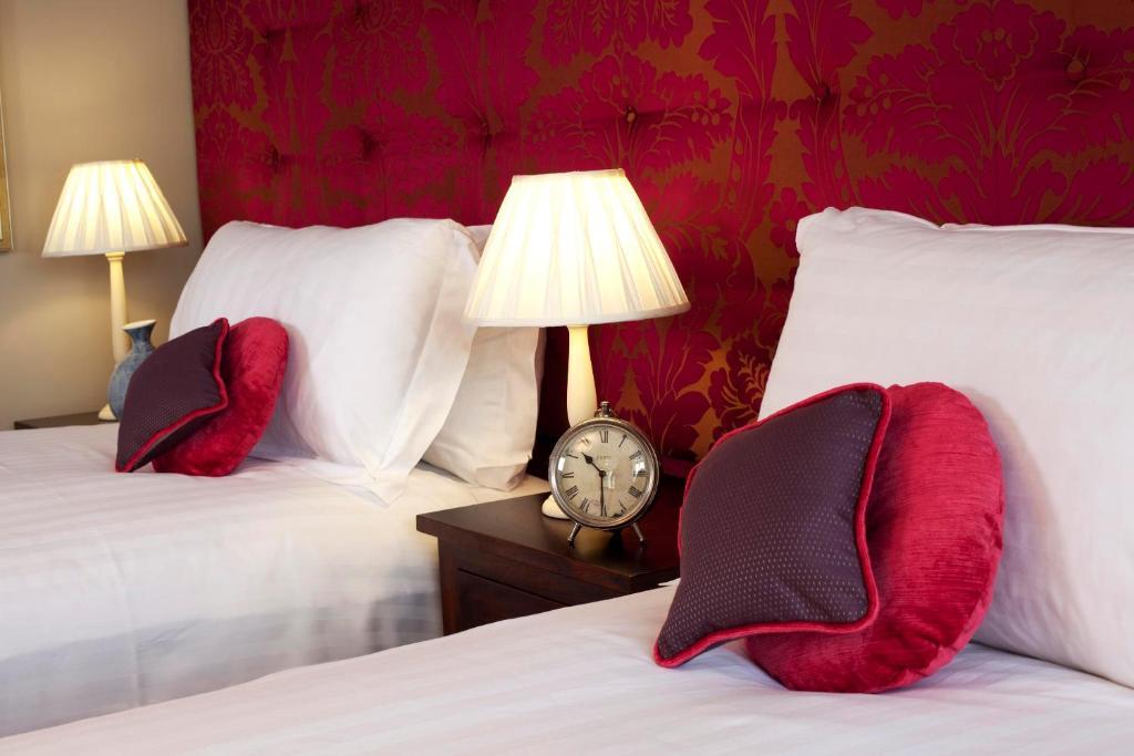 Hotel The Three Crowns Chagford Zimmer foto A bedroom at the hotel
