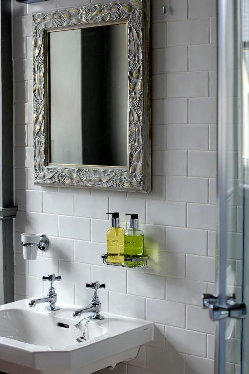 Hotel The Three Crowns Chagford Zimmer foto Soap dispenser