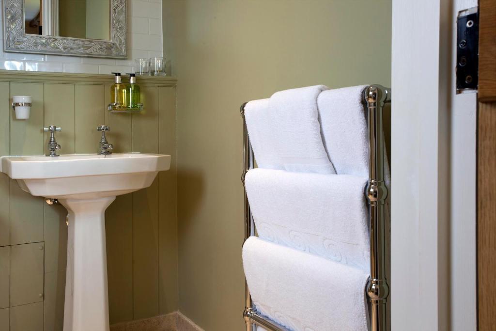 Hotel The Three Crowns Chagford Zimmer foto A towel warmer