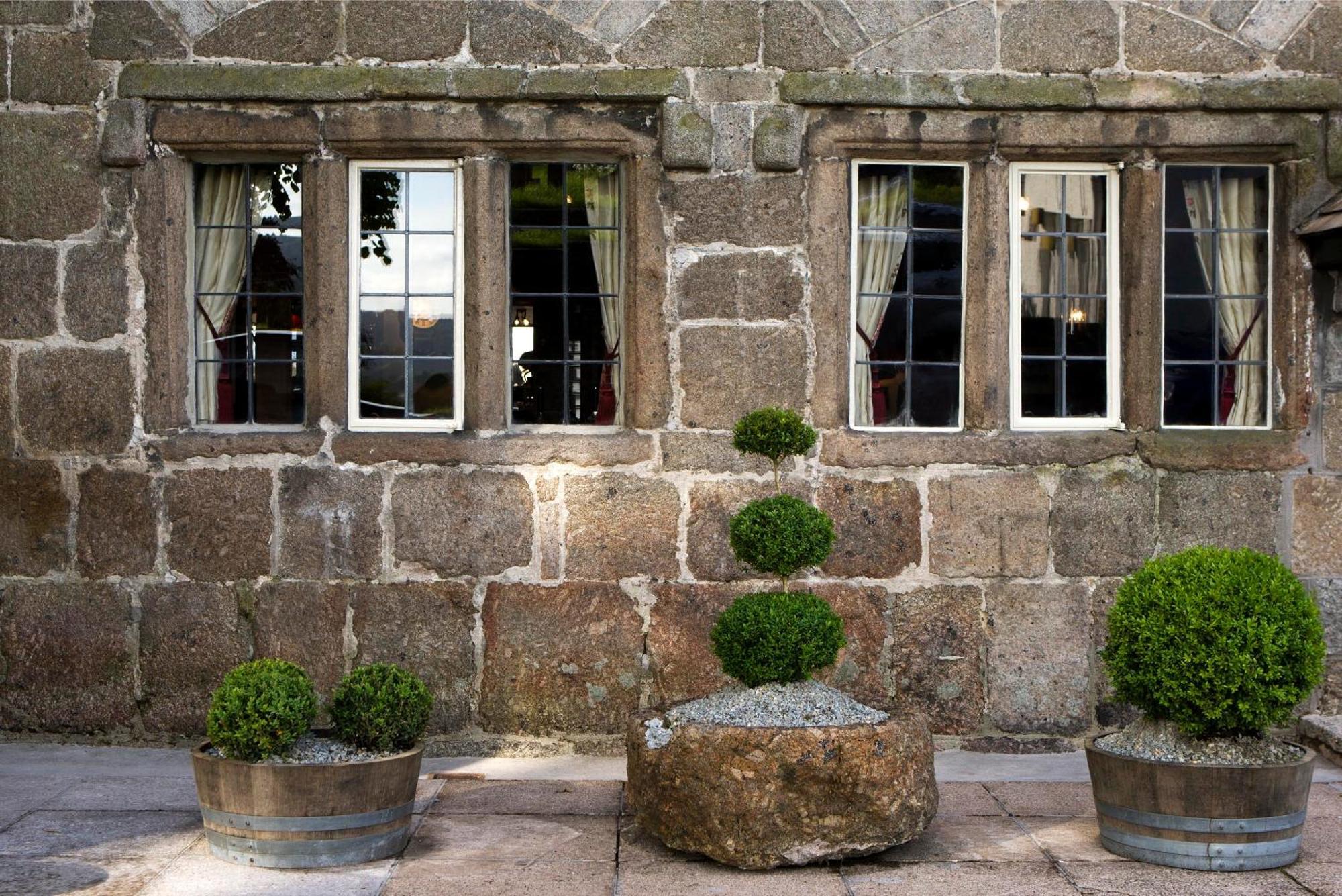 Hotel The Three Crowns Chagford Exterior foto The old stone mill at the entrance of the brewery