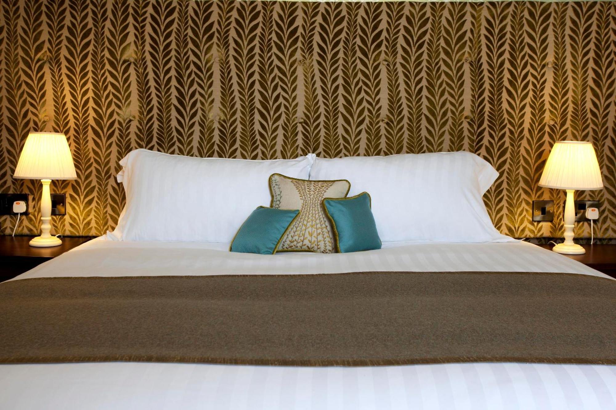 Hotel The Three Crowns Chagford Exterior foto A bed with a headboard