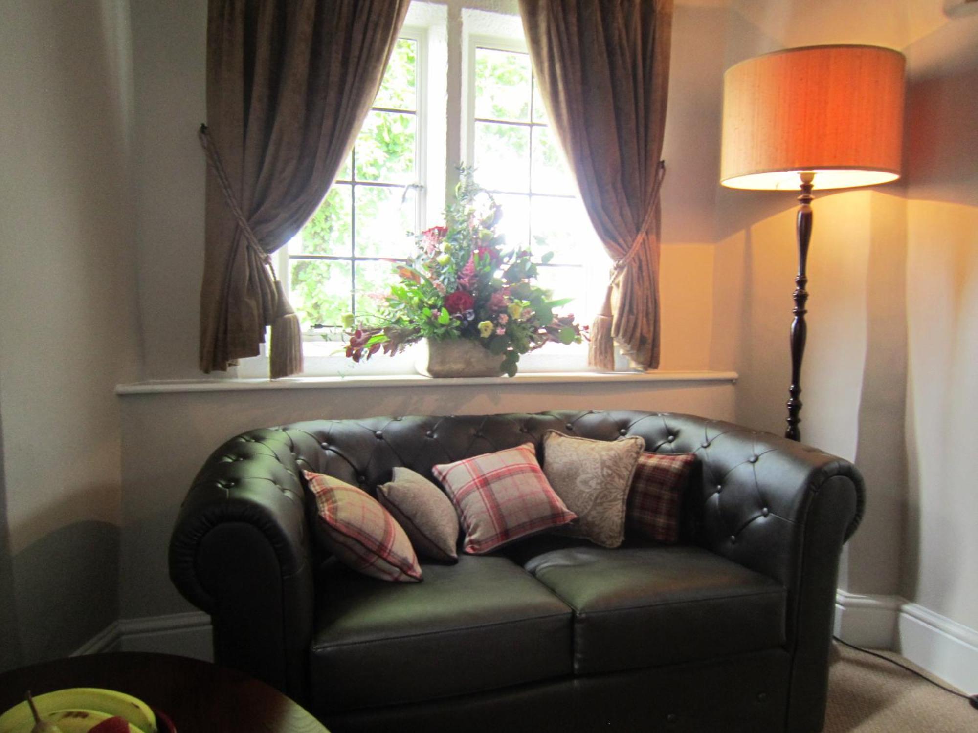 Hotel The Three Crowns Chagford Exterior foto A leather sofa