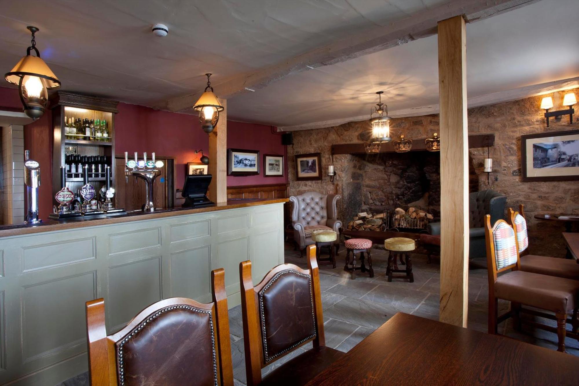 Hotel The Three Crowns Chagford Exterior foto The interior of the pub
