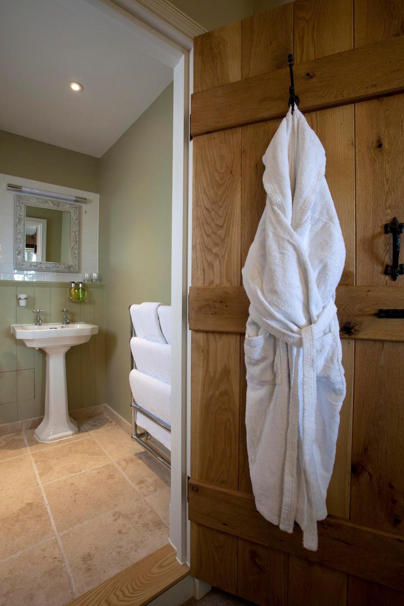 Hotel The Three Crowns Chagford Exterior foto A bathrobe hanging on a door