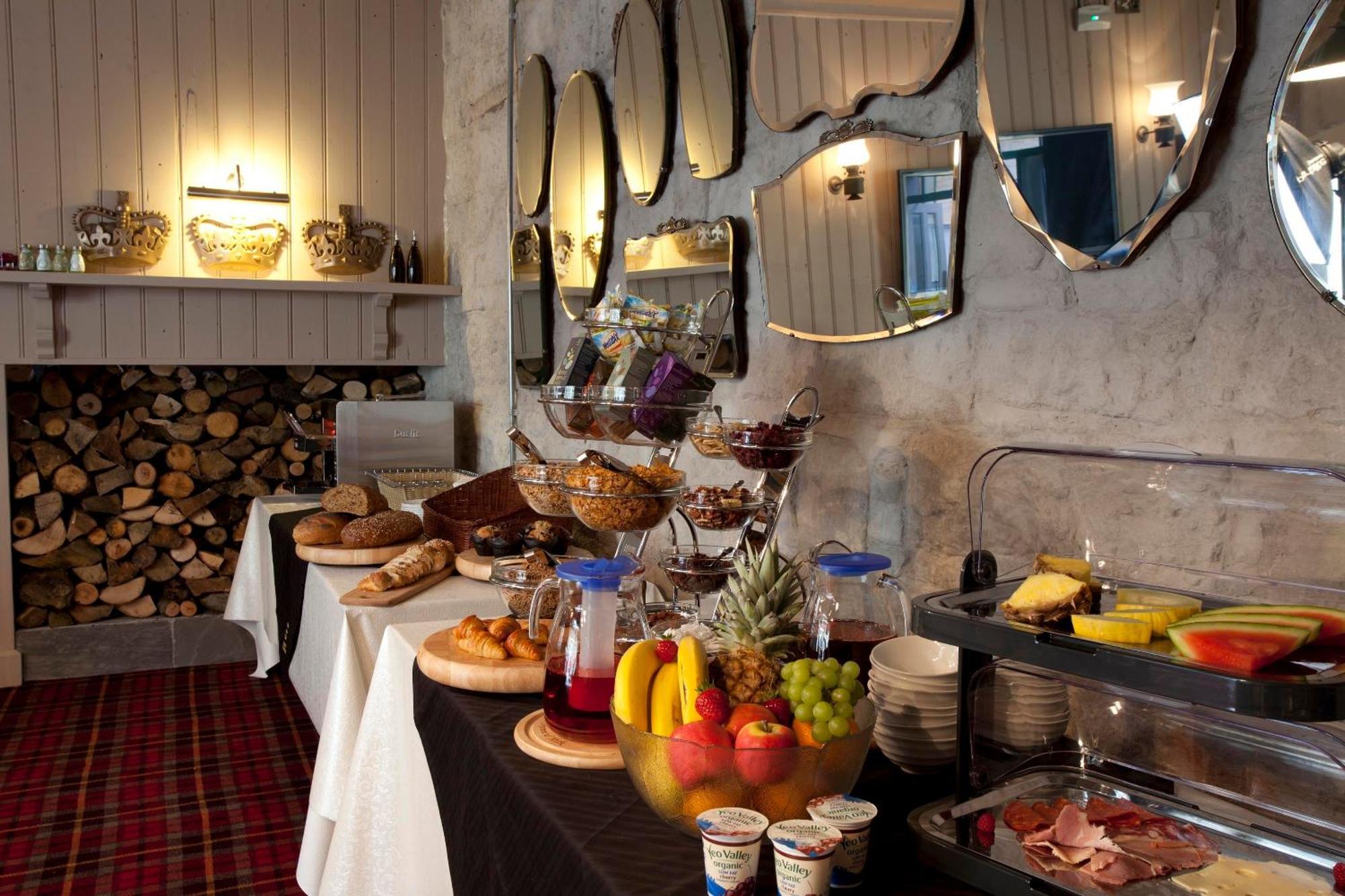 Hotel The Three Crowns Chagford Exterior foto Breakfast buffet at the hotel
