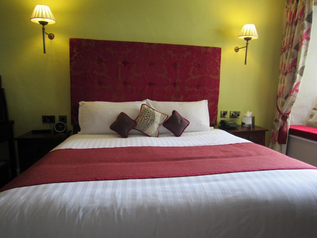 Hotel The Three Crowns Chagford Zimmer foto A bedroom at the hotel