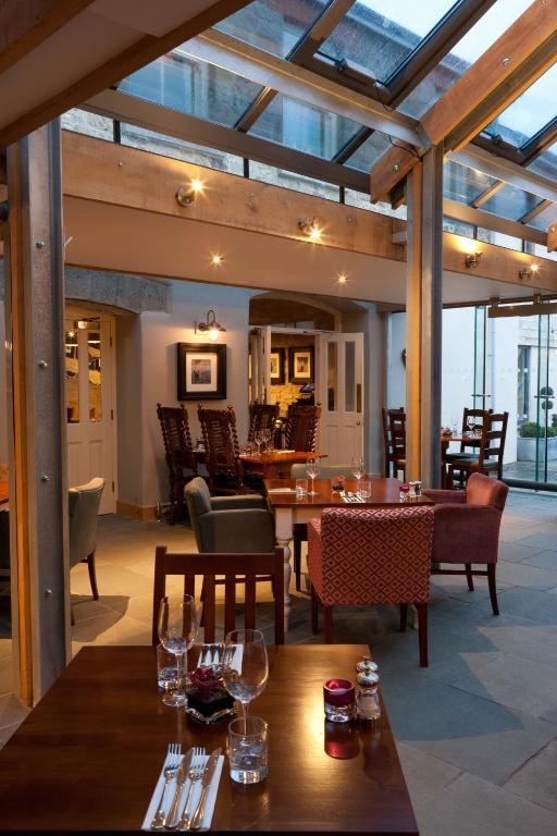 Hotel The Three Crowns Chagford Exterior foto The restaurant at the River Lee House