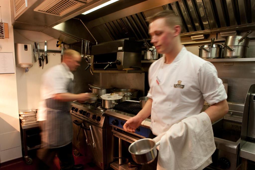 Hotel The Three Crowns Chagford Exterior foto A sous chef in a restaurant kitchen