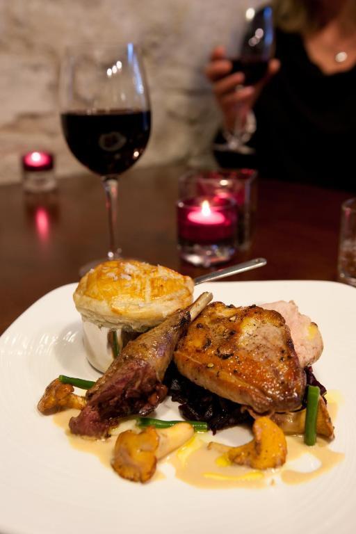 Hotel The Three Crowns Chagford Exterior foto A chicken and bacon pie with a glass of red wine