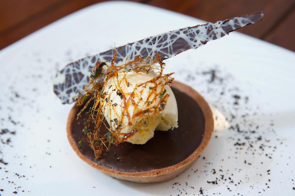 Hotel The Three Crowns Chagford Exterior foto A chocolate dessert