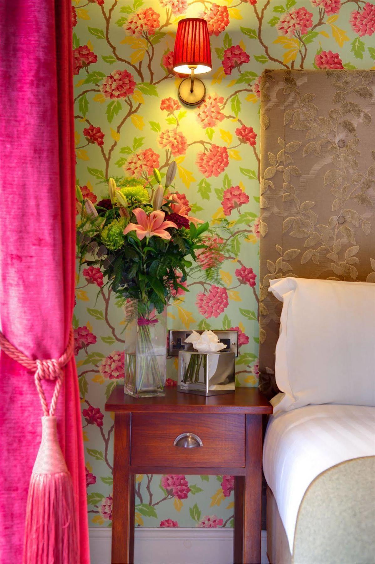 Hotel The Three Crowns Chagford Exterior foto A bedroom at the hotel