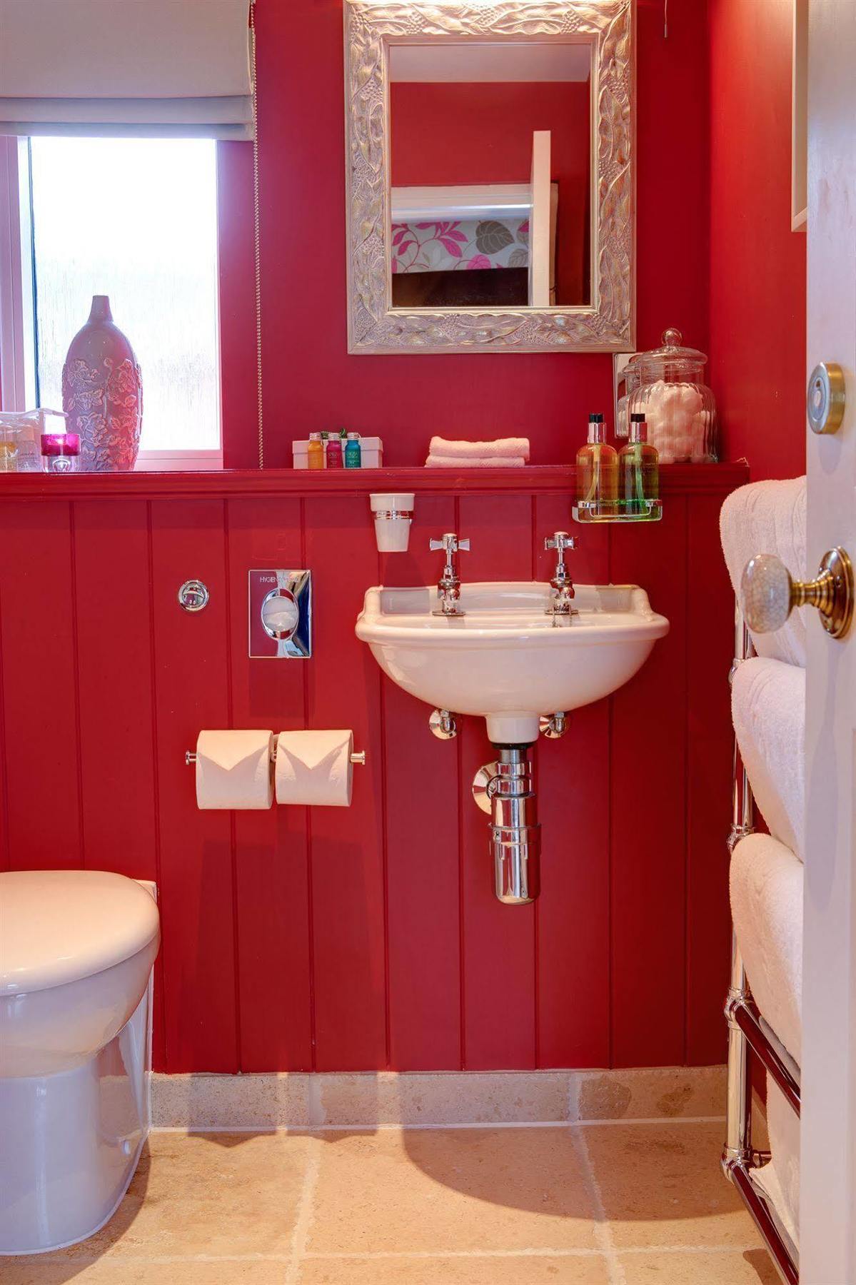 Hotel The Three Crowns Chagford Exterior foto A typical bathroom